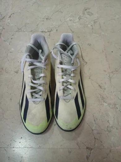 Adidas 42 numara halı saha