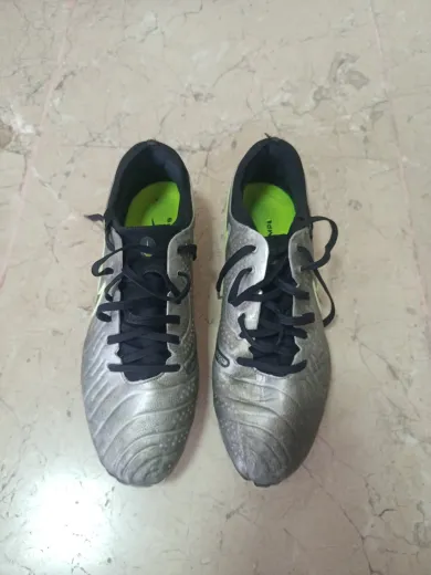 Nike 43 numara krampon (çim)